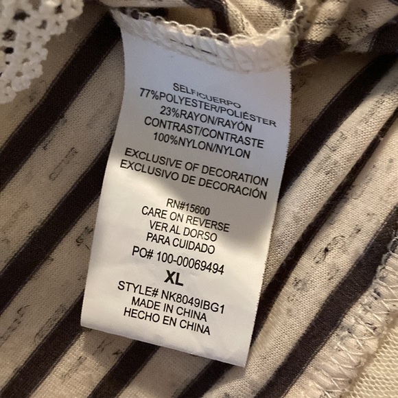 Hi low stripped top with lace at the bottom - Picture 7 of 7